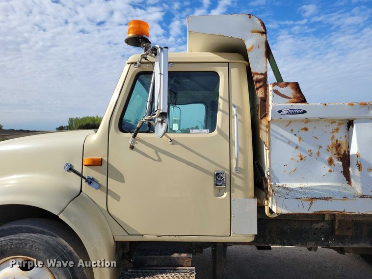 image for item DZ7093 1998 International 4900 dump truck