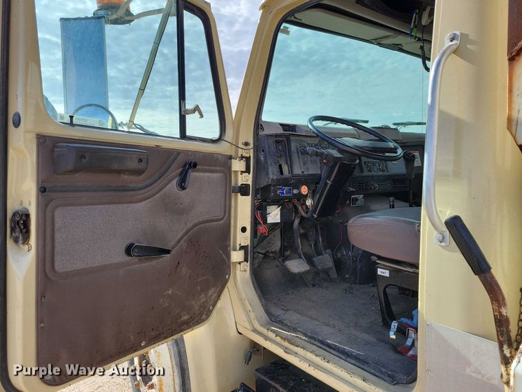 image for item DZ7093 1998 International 4900 dump truck