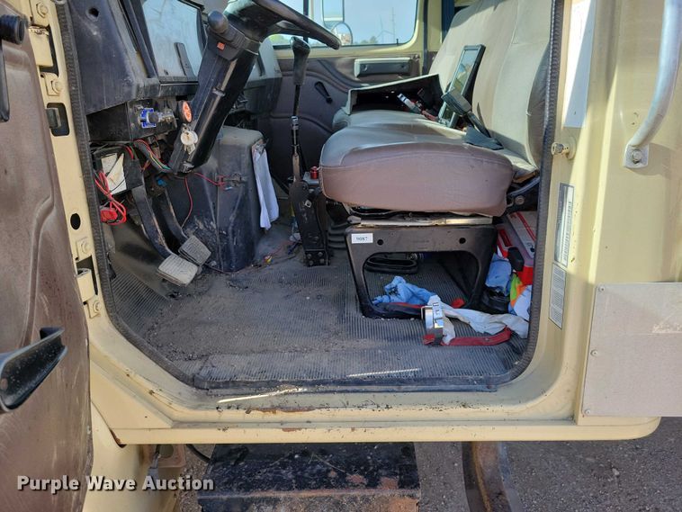 image for item DZ7093 1998 International 4900 dump truck
