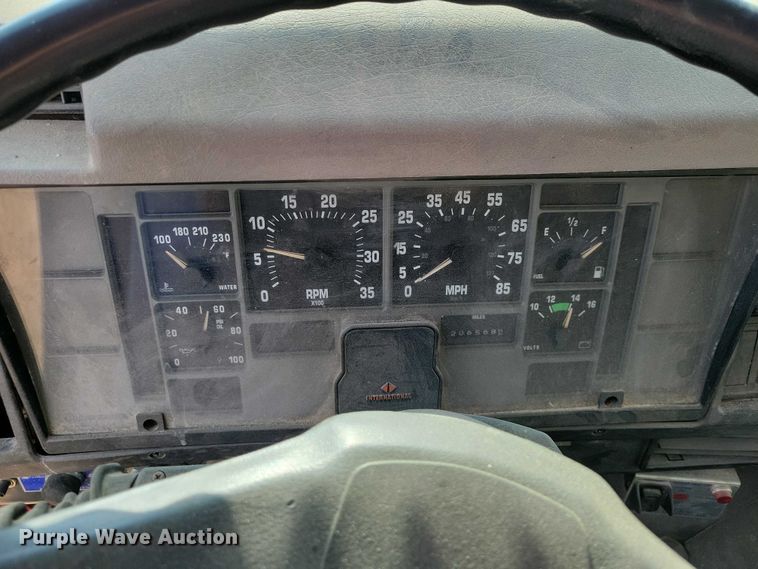 image for item DZ7093 1998 International 4900 dump truck