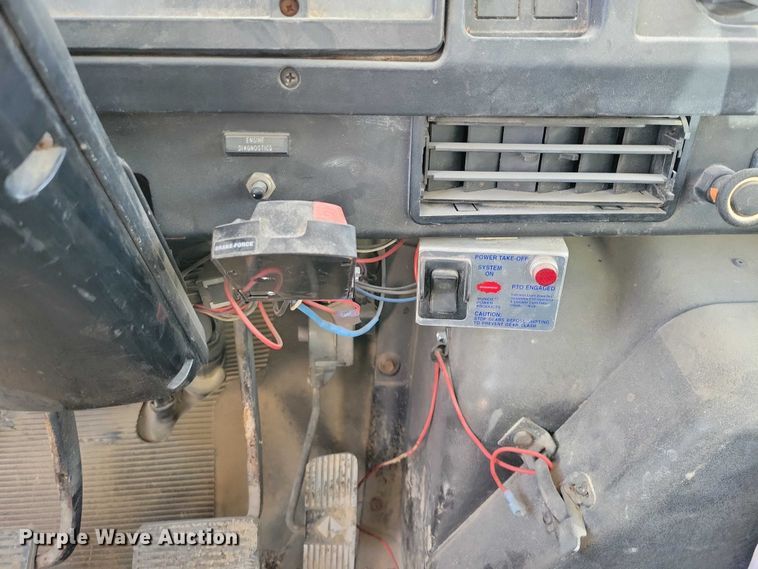 image for item DZ7093 1998 International 4900 dump truck