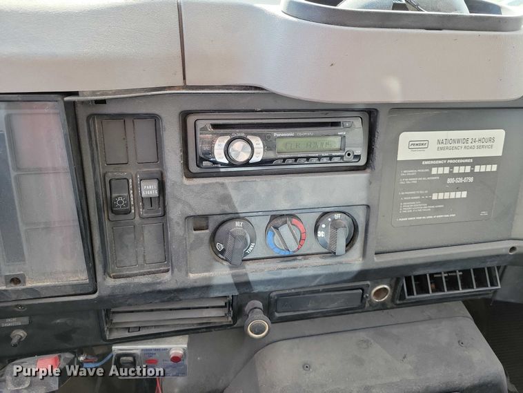image for item DZ7093 1998 International 4900 dump truck