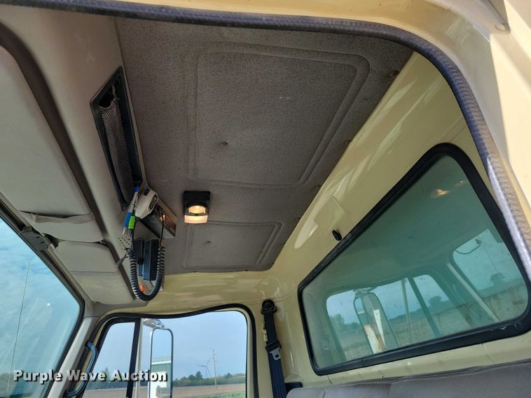 image for item DZ7093 1998 International 4900 dump truck