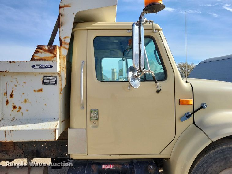 image for item DZ7093 1998 International 4900 dump truck
