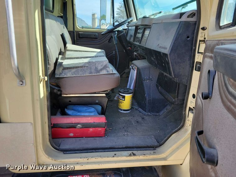 image for item DZ7093 1998 International 4900 dump truck