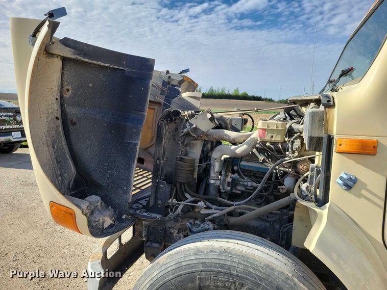 image for item DZ7093 1998 International 4900 dump truck
