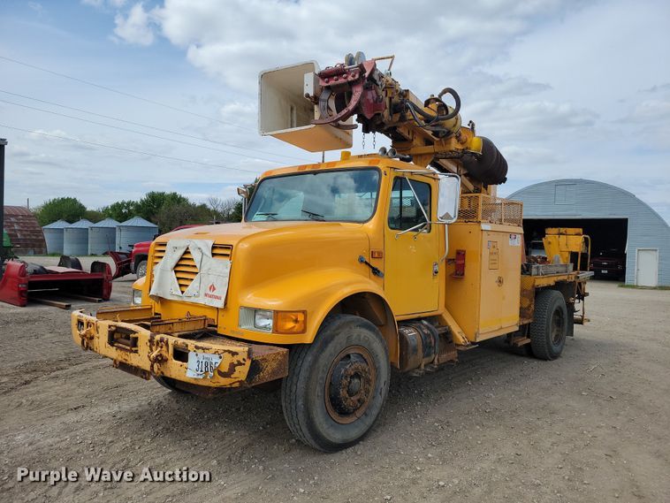 image for item DZ7099 1990 International 4900 digger derrick truck