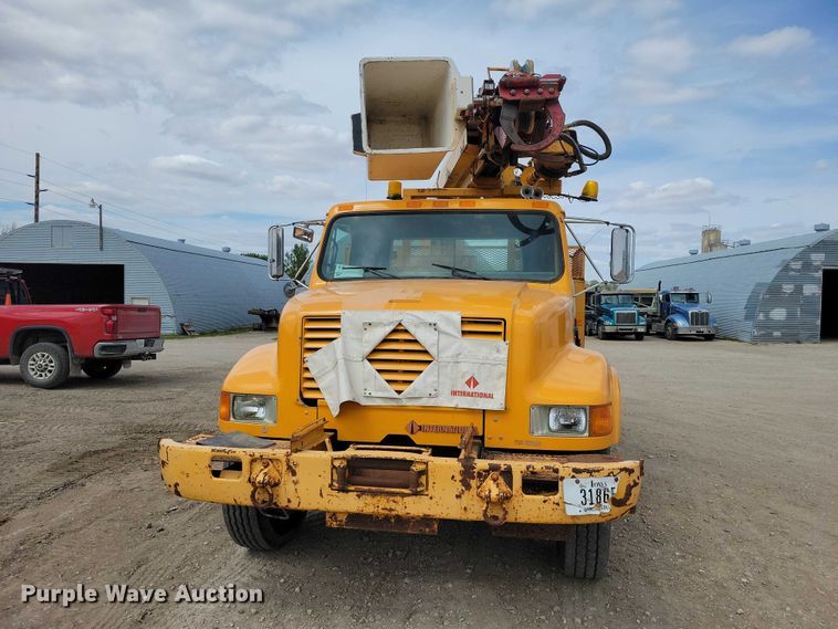 image for item DZ7099 1990 International 4900 digger derrick truck