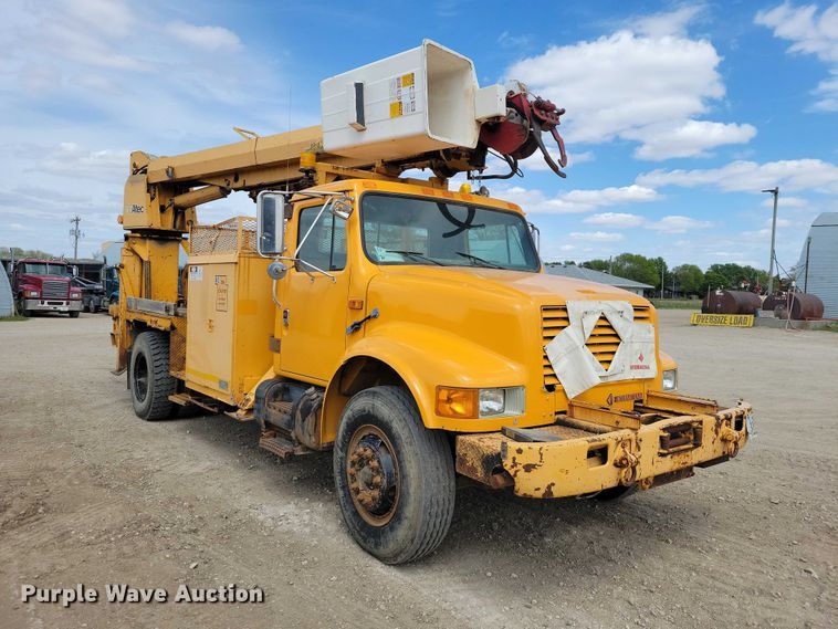 image for item DZ7099 1990 International 4900 digger derrick truck