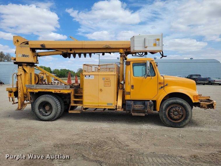image for item DZ7099 1990 International 4900 digger derrick truck
