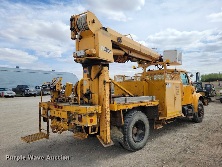 image for item DZ7099 1990 International 4900 digger derrick truck