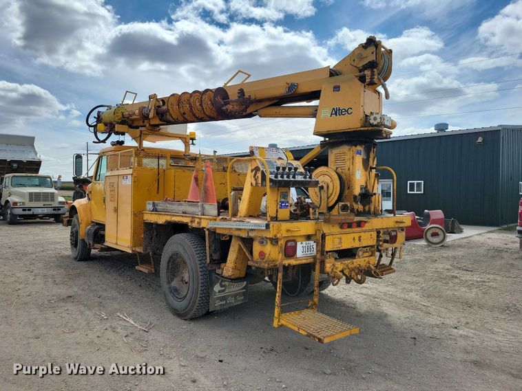 image for item DZ7099 1990 International 4900 digger derrick truck