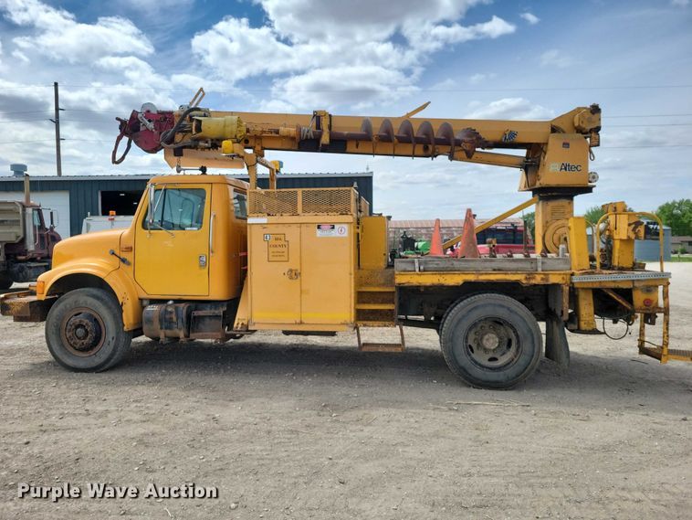 image for item DZ7099 1990 International 4900 digger derrick truck
