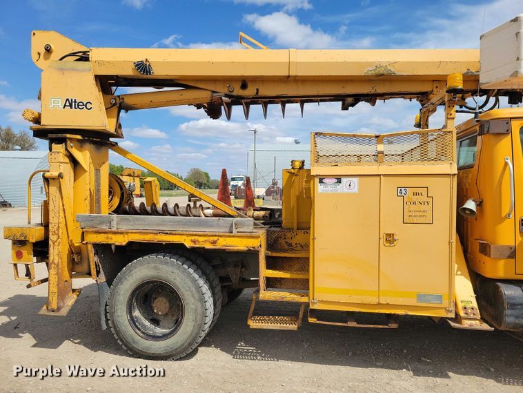 image for item DZ7099 1990 International 4900 digger derrick truck
