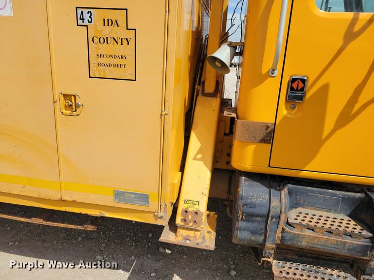 image for item DZ7099 1990 International 4900 digger derrick truck