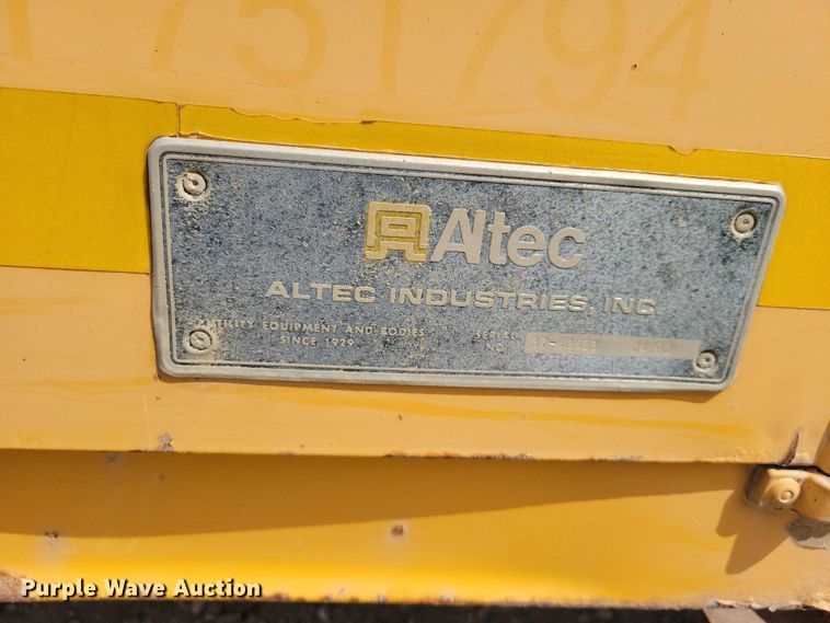image for item DZ7099 1990 International 4900 digger derrick truck