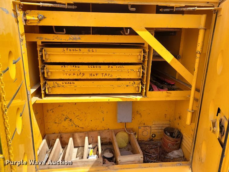 image for item DZ7099 1990 International 4900 digger derrick truck