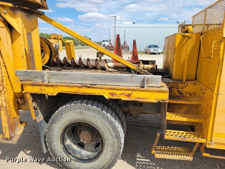 image for item DZ7099 1990 International 4900 digger derrick truck