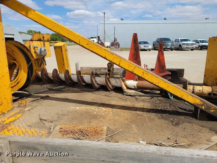 image for item DZ7099 1990 International 4900 digger derrick truck