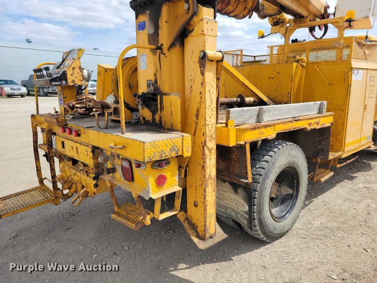 image for item DZ7099 1990 International 4900 digger derrick truck