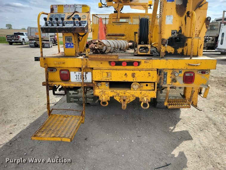 image for item DZ7099 1990 International 4900 digger derrick truck