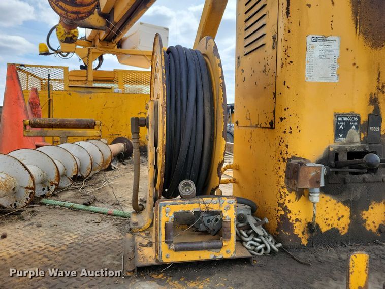 image for item DZ7099 1990 International 4900 digger derrick truck