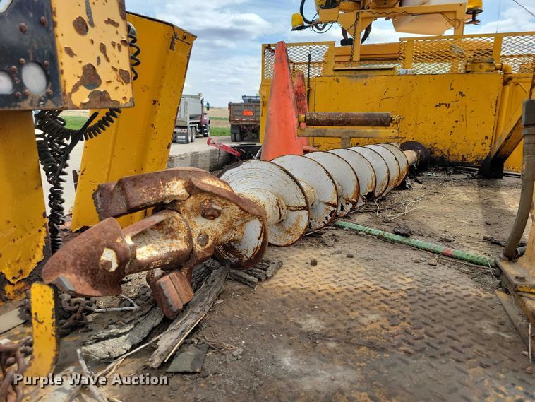 image for item DZ7099 1990 International 4900 digger derrick truck