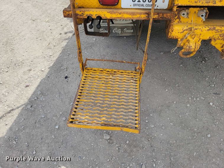 image for item DZ7099 1990 International 4900 digger derrick truck