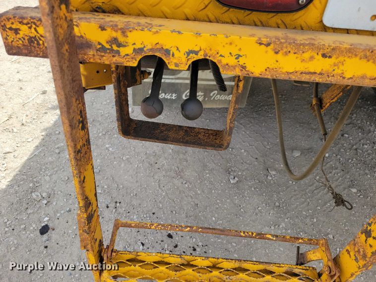 image for item DZ7099 1990 International 4900 digger derrick truck