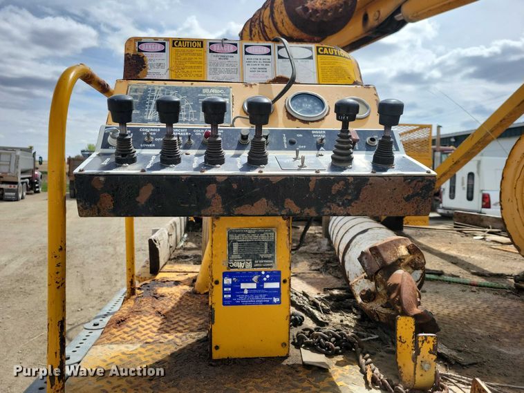 image for item DZ7099 1990 International 4900 digger derrick truck