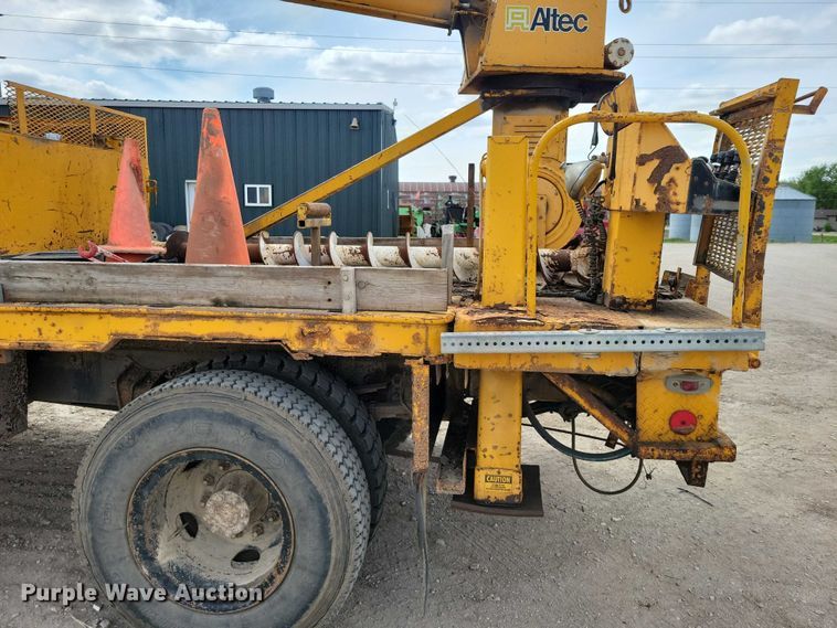 image for item DZ7099 1990 International 4900 digger derrick truck