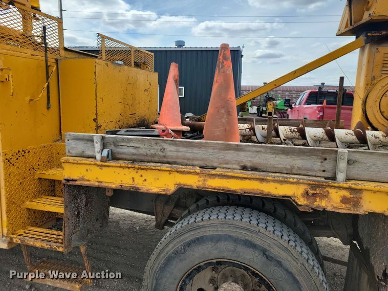image for item DZ7099 1990 International 4900 digger derrick truck