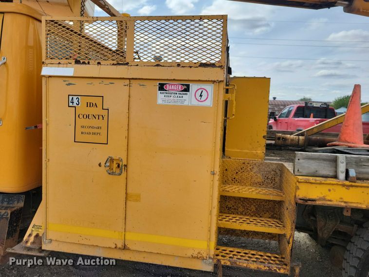image for item DZ7099 1990 International 4900 digger derrick truck