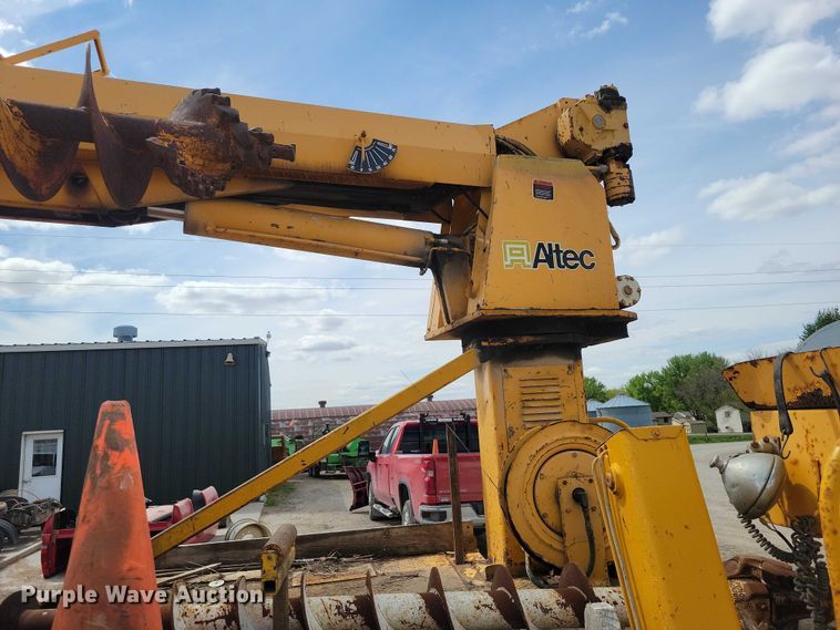 image for item DZ7099 1990 International 4900 digger derrick truck