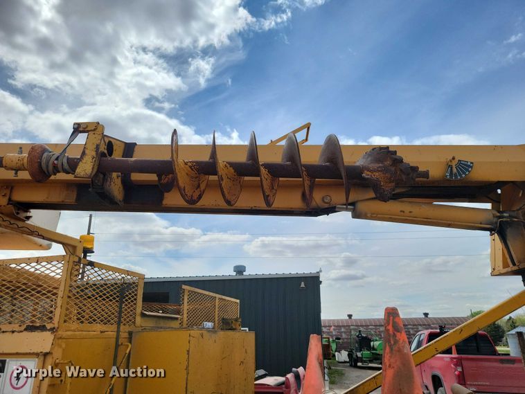 image for item DZ7099 1990 International 4900 digger derrick truck