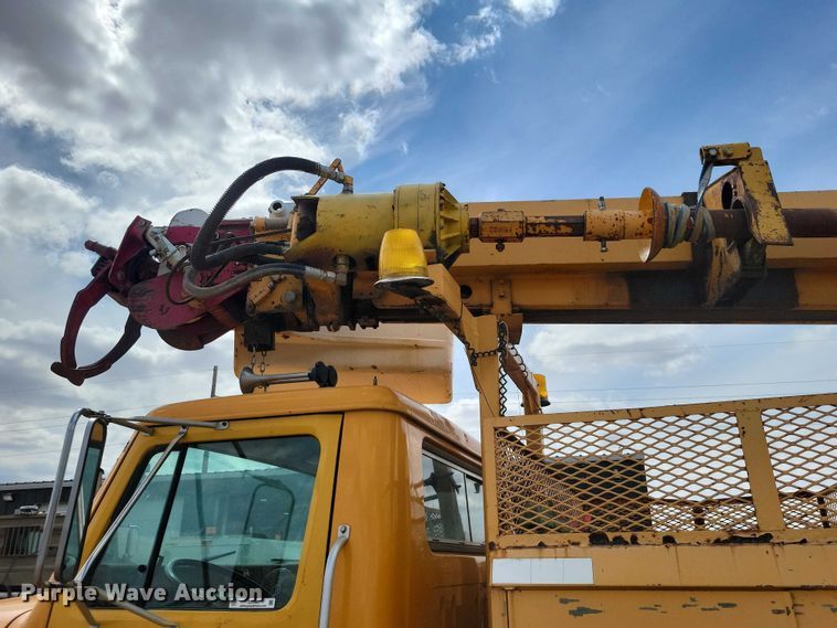 image for item DZ7099 1990 International 4900 digger derrick truck