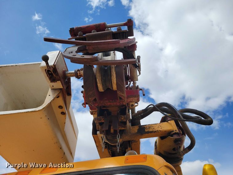image for item DZ7099 1990 International 4900 digger derrick truck