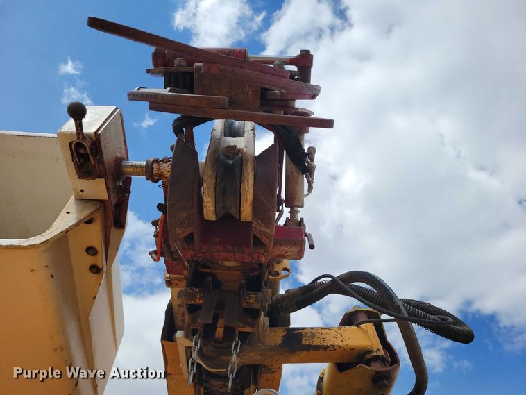 image for item DZ7099 1990 International 4900 digger derrick truck