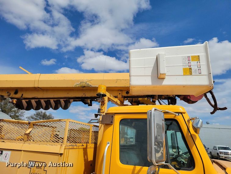 image for item DZ7099 1990 International 4900 digger derrick truck