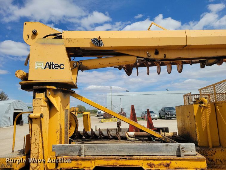 image for item DZ7099 1990 International 4900 digger derrick truck