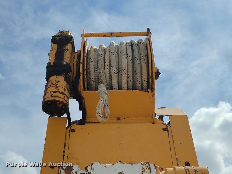 image for item DZ7099 1990 International 4900 digger derrick truck
