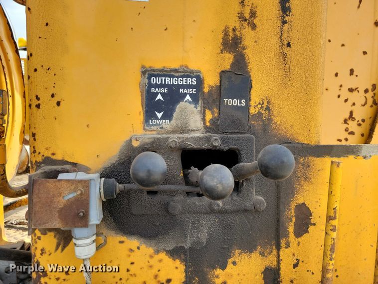 image for item DZ7099 1990 International 4900 digger derrick truck