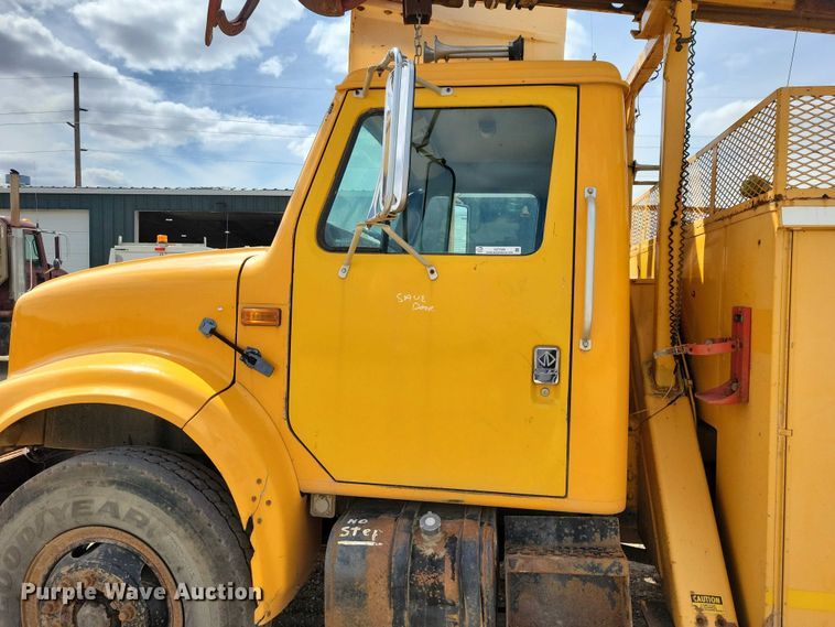 image for item DZ7099 1990 International 4900 digger derrick truck