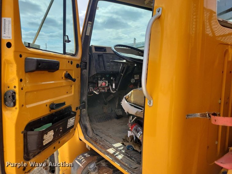 image for item DZ7099 1990 International 4900 digger derrick truck