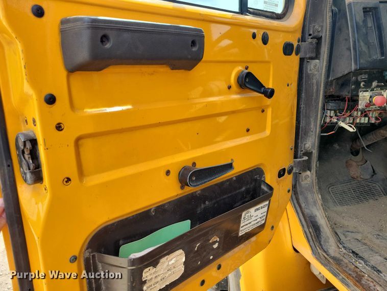 image for item DZ7099 1990 International 4900 digger derrick truck