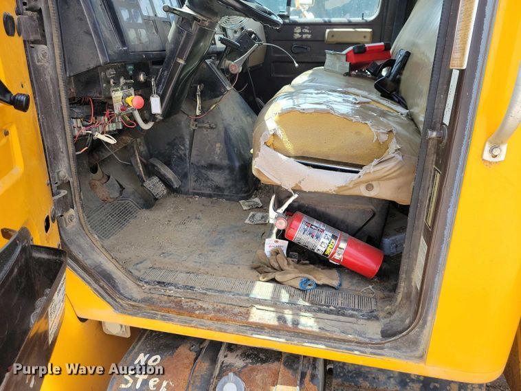 image for item DZ7099 1990 International 4900 digger derrick truck