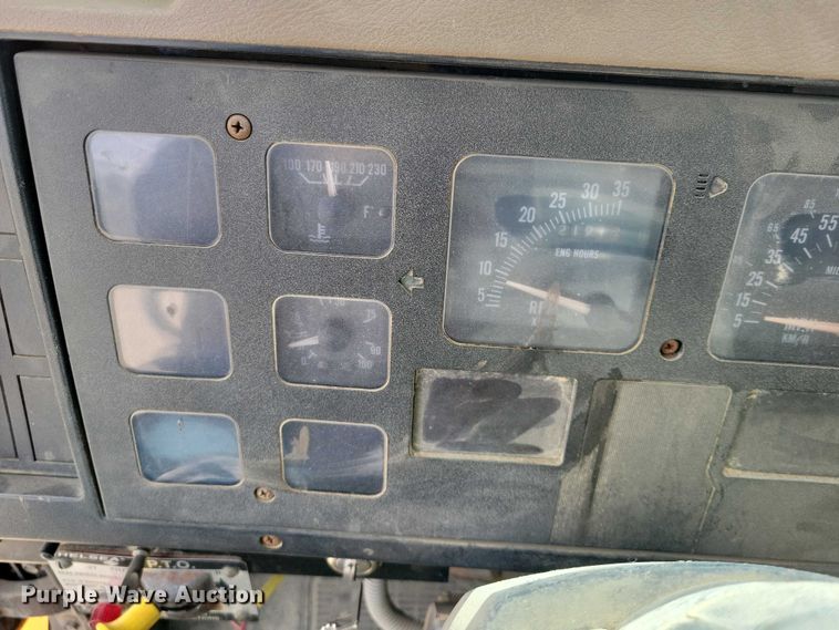 image for item DZ7099 1990 International 4900 digger derrick truck