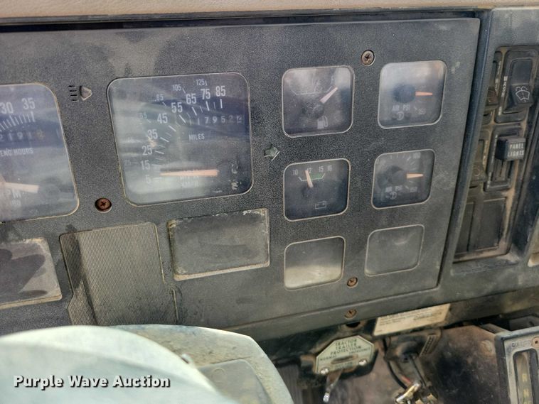 image for item DZ7099 1990 International 4900 digger derrick truck