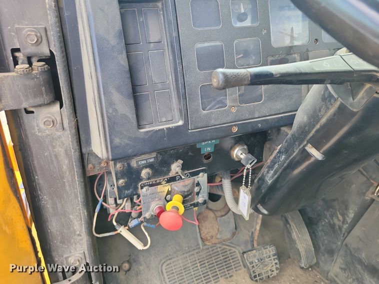 image for item DZ7099 1990 International 4900 digger derrick truck