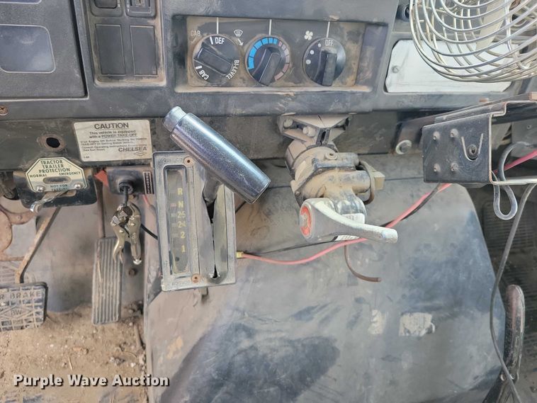 image for item DZ7099 1990 International 4900 digger derrick truck